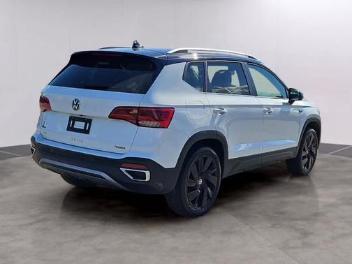 Pure White 2023 Volkswagen Taos 1.5T SE