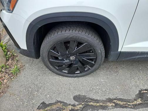 Pure White 2023 Volkswagen Taos 1.5T SE