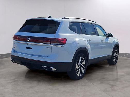 Pure White 2024 Volkswagen Atlas 2.0T SE
