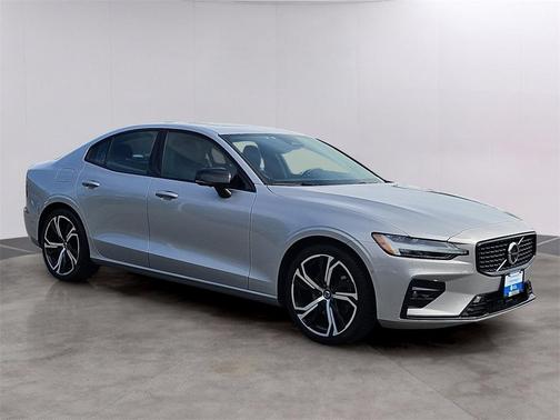 2024 Volvo S60 B5 Plus Dark Theme