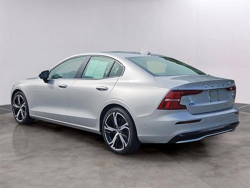 2024 Volvo S60 B5 Plus Dark Theme