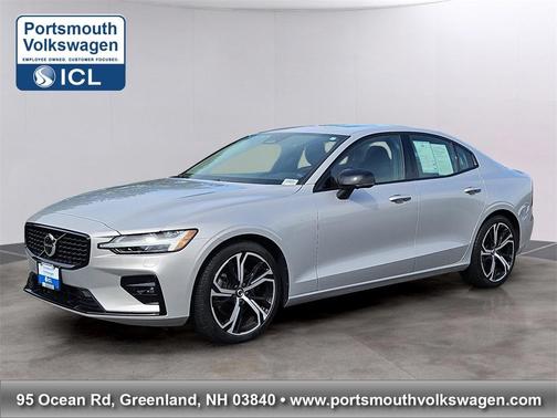 2024 Volvo S60 B5 Plus Dark Theme