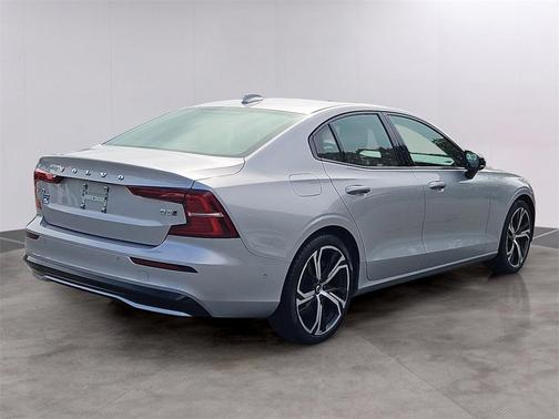 2024 Volvo S60 B5 Plus Dark Theme