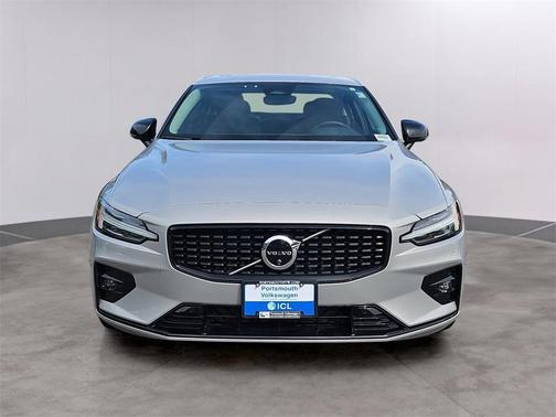 2024 Volvo S60 B5 Plus Dark Theme