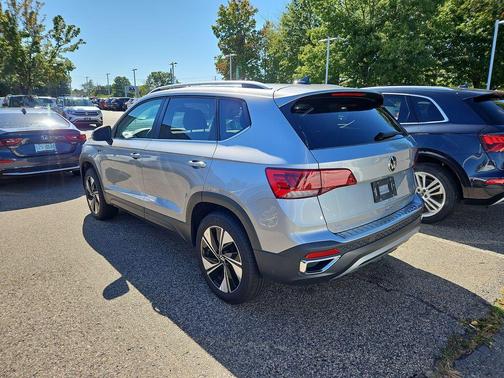 Pyrite Silver Metallic 2024 Volkswagen Taos 1.5T SE
