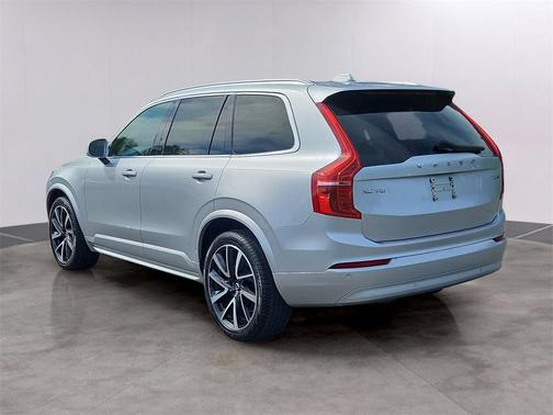2022 Volvo XC90 T6 Momentum 7 Passenger