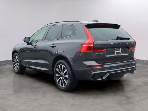 Platinum Grey Metallic 2023 Volvo XC60 B5 Plus Dark Theme