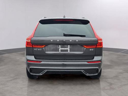 Platinum Grey Metallic 2023 Volvo XC60 B5 Plus Dark Theme