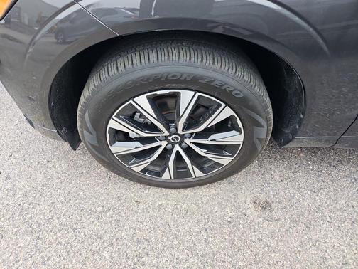 2023 Volvo XC60 B5 Plus Dark Theme