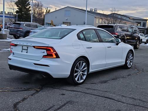 2020 Volvo S60 T6 Momentum