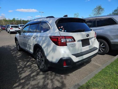 Crystal White Pearl 2018 Subaru Outback 2.5i Touring