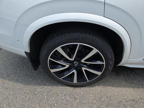2023 Volvo XC90 B5 Plus