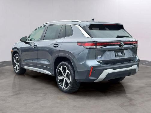 Platinum Gray Metallic 2025 Volkswagen Tiguan 2.0T SE