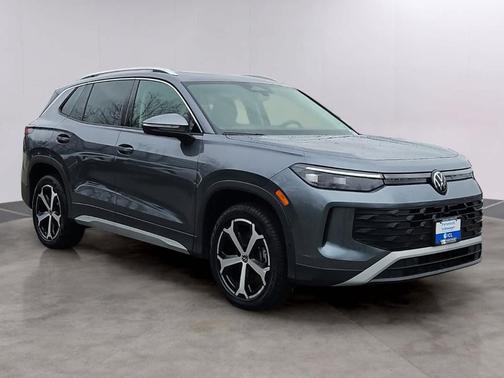 Platinum Gray Metallic 2025 Volkswagen Tiguan 2.0T SE