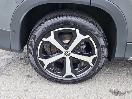 Platinum Gray Metallic 2025 Volkswagen Tiguan 2.0T SE