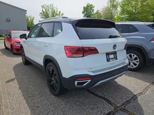 Pure White 2023 Volkswagen Taos 1.5T SE