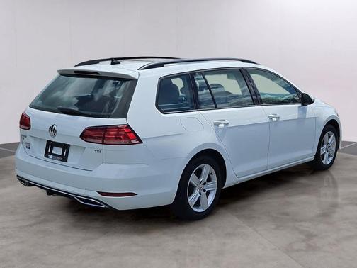 Pure White 2018 Volkswagen Golf SportWagen TSI SE