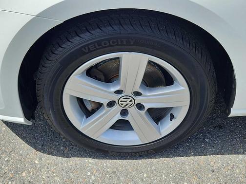 Pure White 2018 Volkswagen Golf SportWagen TSI SE