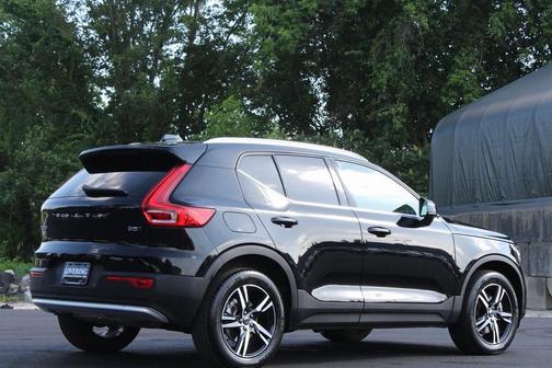 2025 Volvo XC40 B5 Core Bright Theme