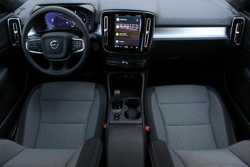 2025 Volvo XC40 B5 Core Bright Theme