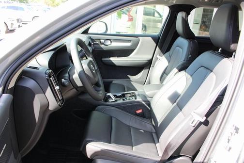 2025 Volvo XC40 B5 Ultra Bright Theme