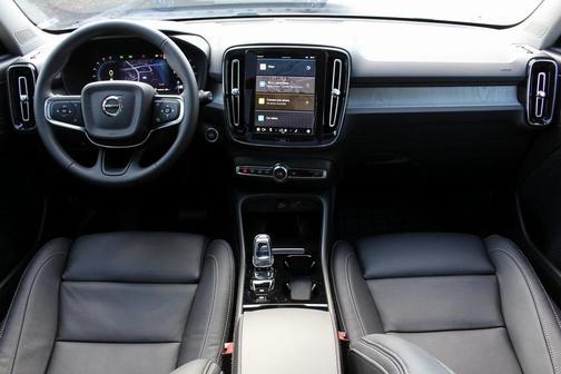 2025 Volvo XC40 B5 Ultra Bright Theme