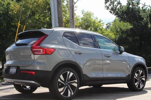 2025 Volvo XC40 B5 Ultra Bright Theme