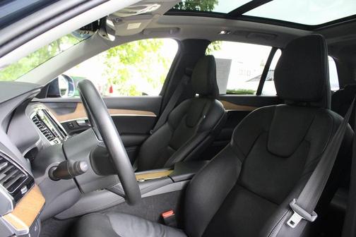 2022 Volvo XC90 T6 Momentum 7 Passenger