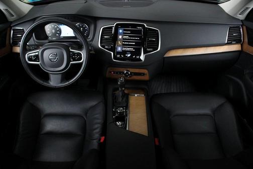 2022 Volvo XC90 T6 Momentum 7 Passenger