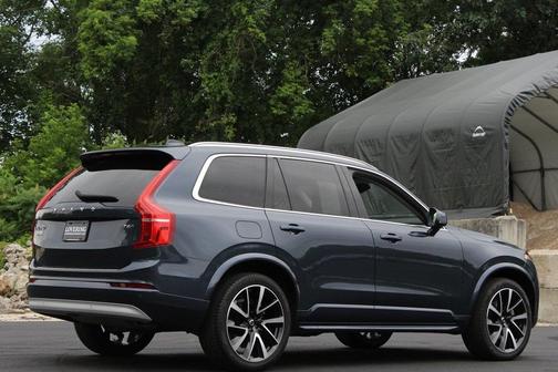 2022 Volvo XC90 T6 Momentum 7 Passenger