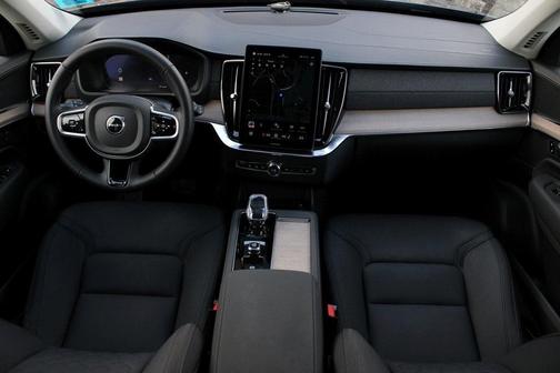 2025 Volvo XC90 B6 Plus 7-Seater