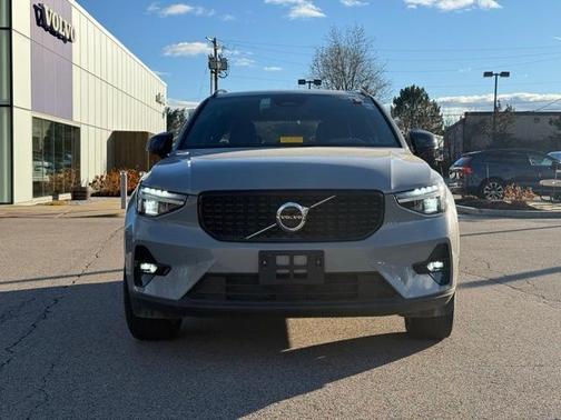 2025 Volvo XC40 B5 Plus Dark Theme