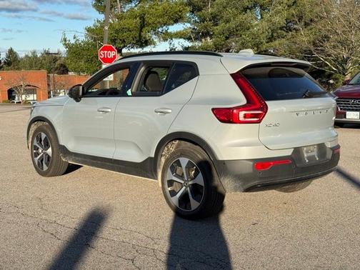 2025 Volvo XC40 B5 Plus Dark Theme