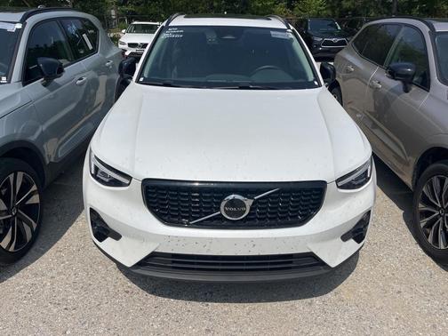 2025 Volvo XC40 B5 Plus Dark Theme