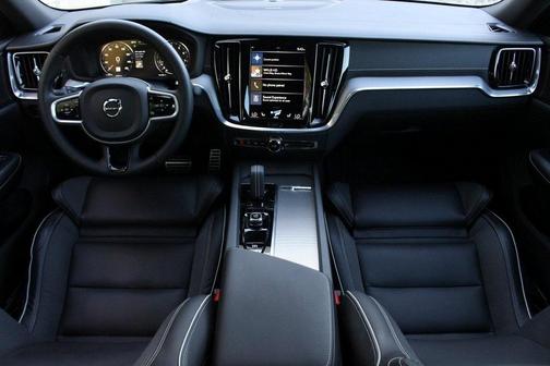 2022 Volvo S60 B5 R-Design
