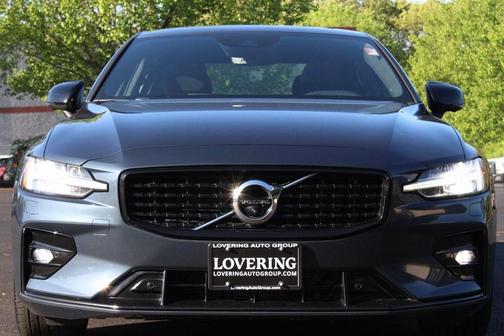 2022 Volvo S60 B5 R-Design