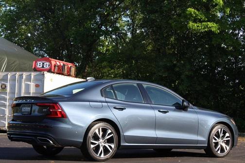 2022 Volvo S60 B5 R-Design