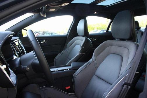 2022 Volvo S60 B5 R-Design