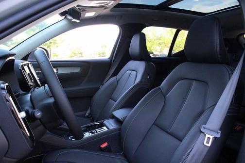 2025 Volvo XC40 B5 Ultra Bright Theme