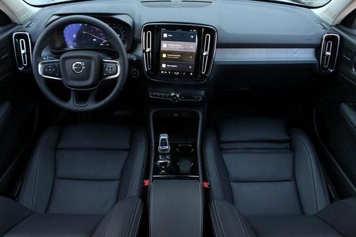 2025 Volvo XC40 B5 Ultra Bright Theme