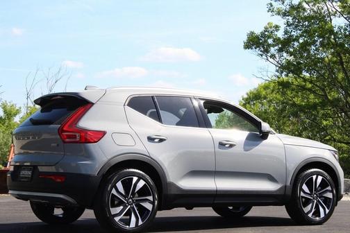 2025 Volvo XC40 B5 Ultra Bright Theme