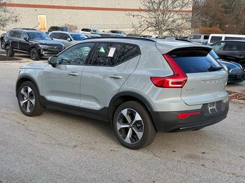 2025 Volvo XC40 B5 Plus Dark Theme