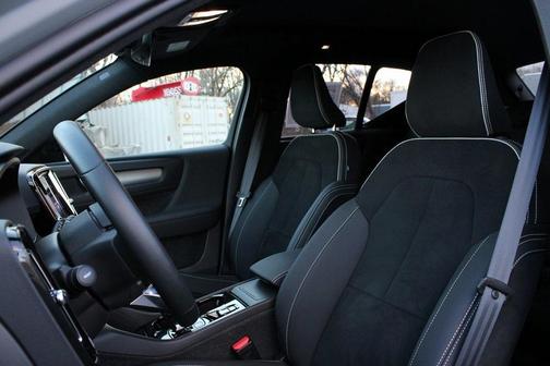 2025 Volvo XC40 B5 Plus Dark Theme