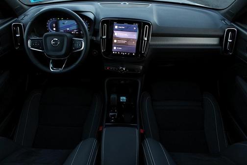 2025 Volvo XC40 B5 Plus Dark Theme