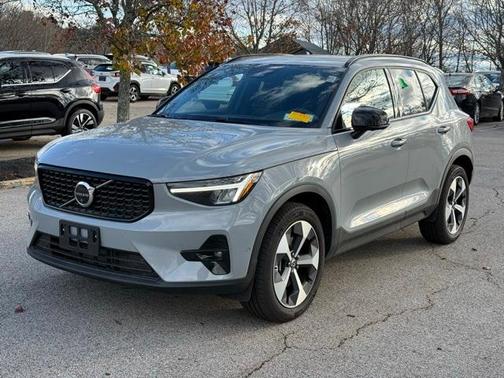 2025 Volvo XC40 B5 Plus Dark Theme