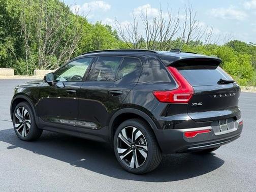 2024 Volvo XC40 B5 Plus Dark Theme