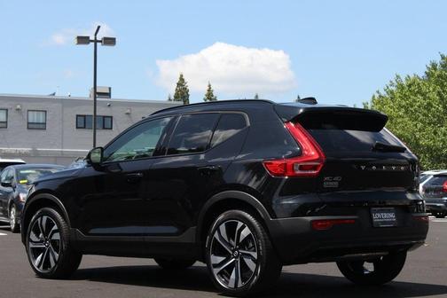 2024 Volvo XC40 B5 Plus Dark Theme