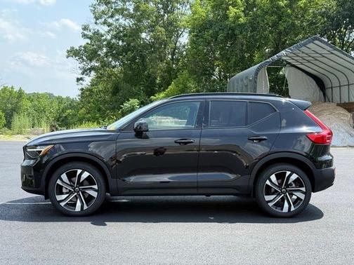 2024 Volvo XC40 B5 Plus Dark Theme