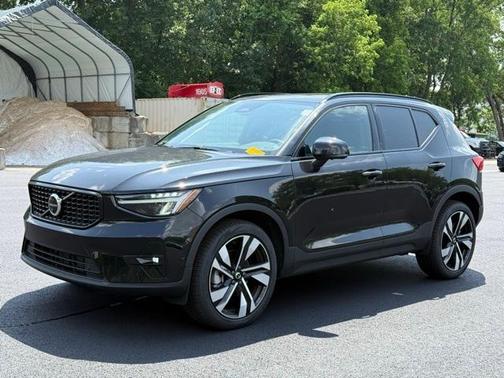 2024 Volvo XC40 B5 Plus Dark Theme