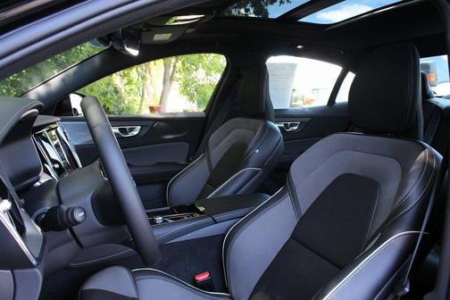 2024 Volvo S60 Recharge Plug-In Hybrid T8 Ultimate Black Edition